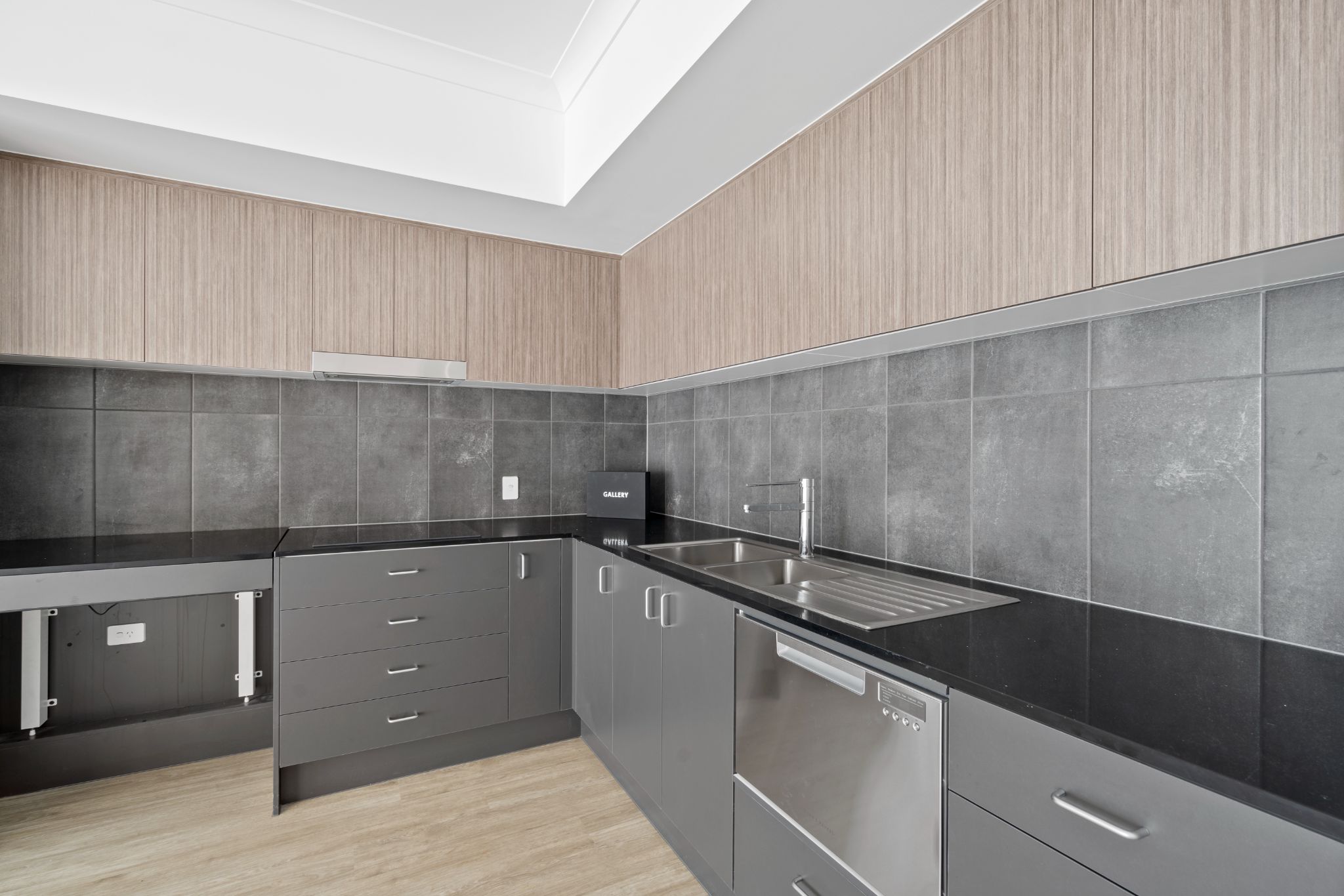 012 Open2view_ID999346-23_Brentwood_Street