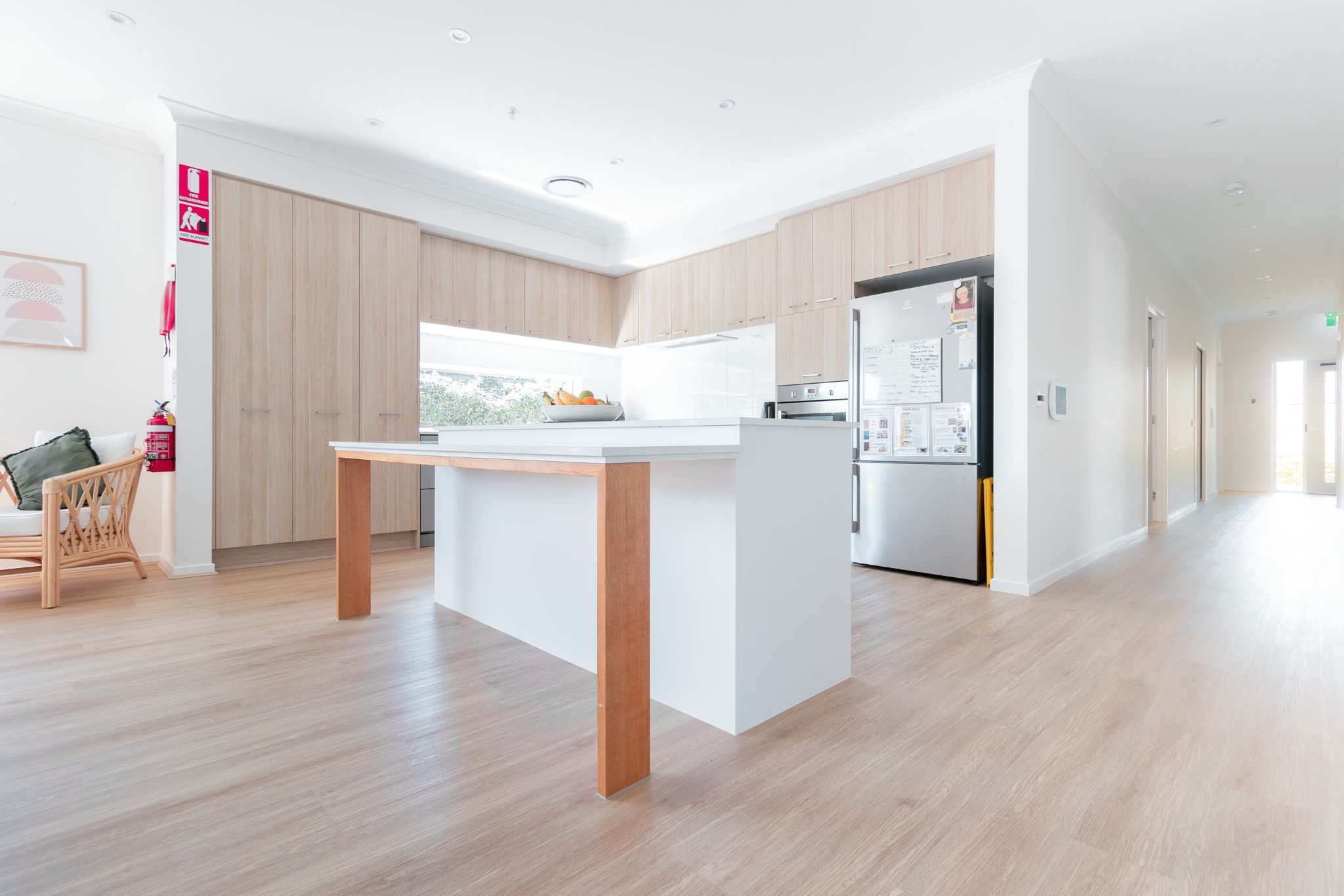 Fully adjustable electric kitchen bench with integrated induction cooktop