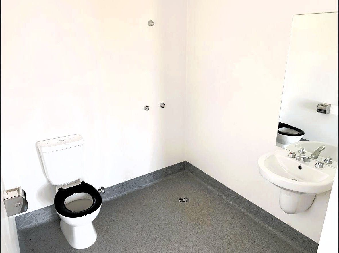 bathroom insude_!