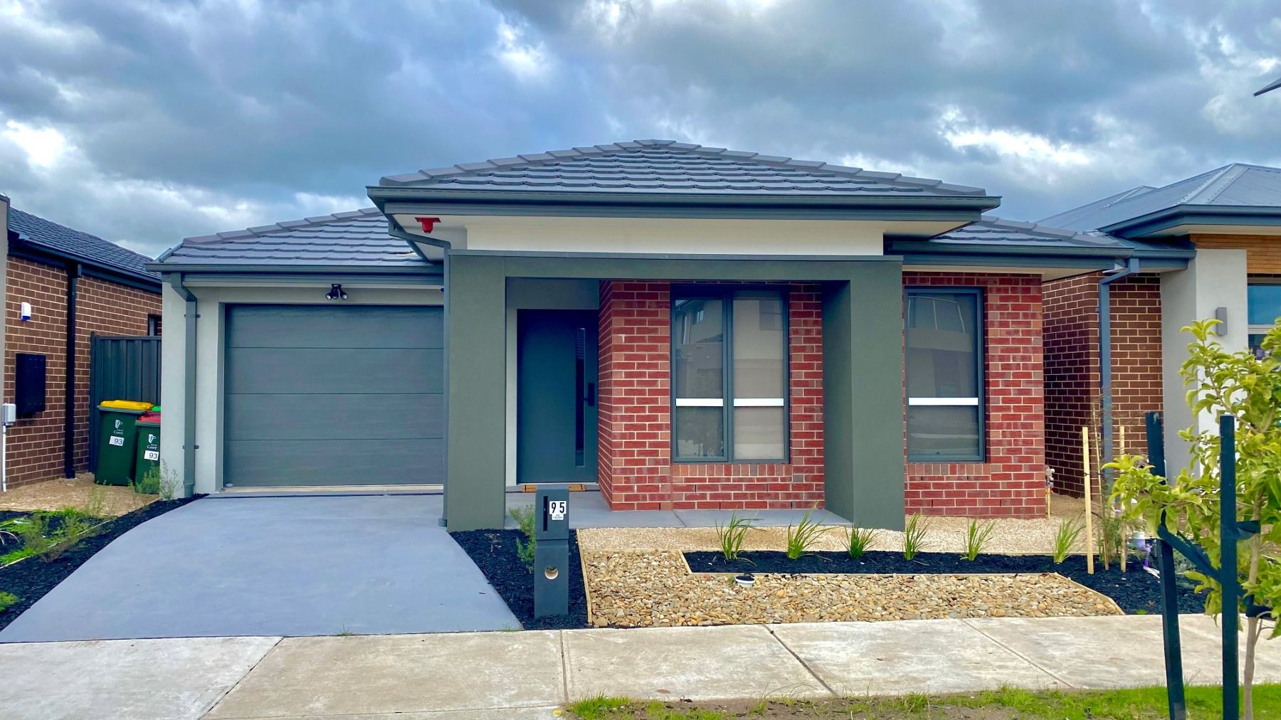 95 Carrera Cres Facade