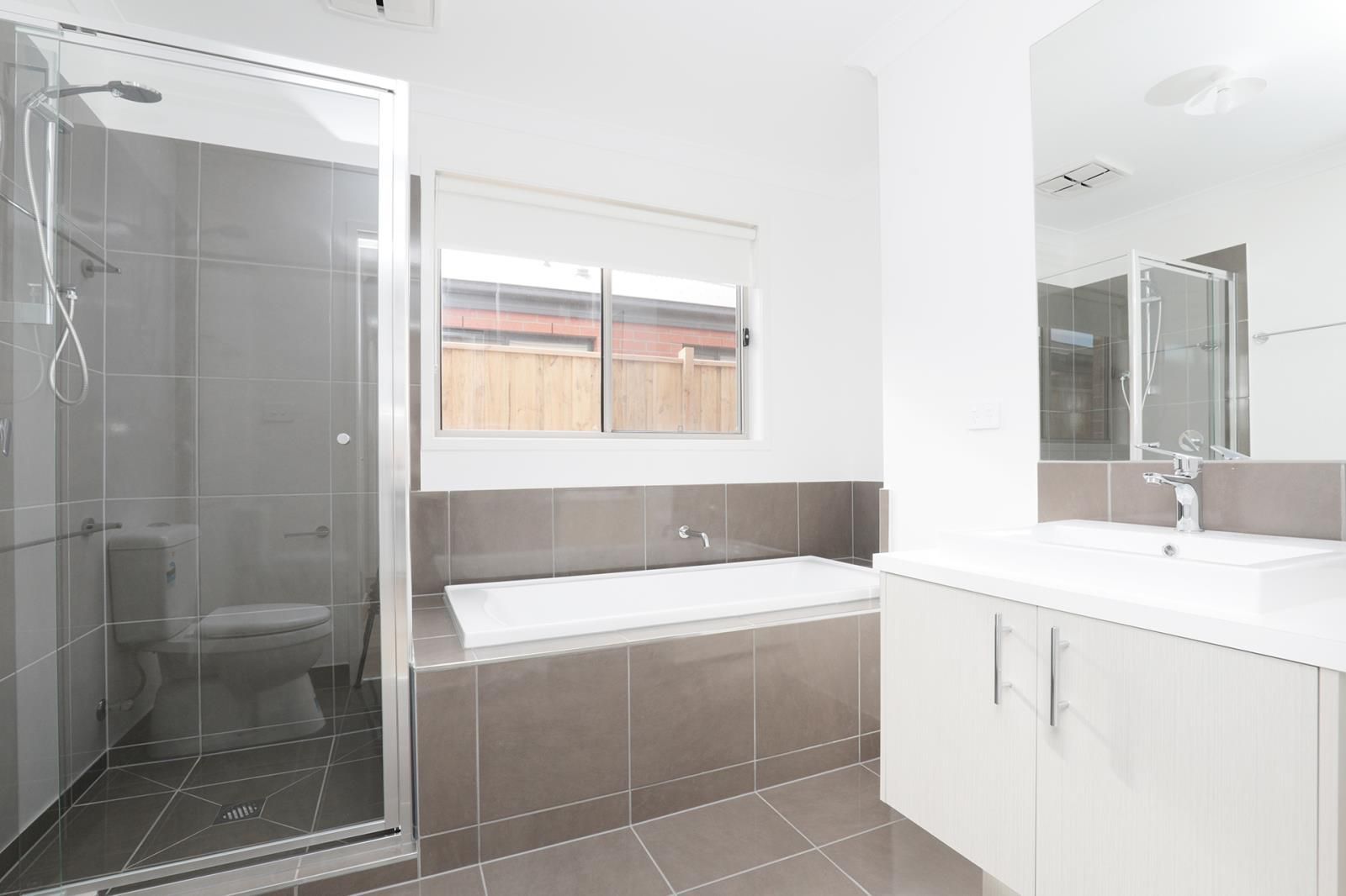 8 Baron Road  Thornhill Park VIC 3335 -3