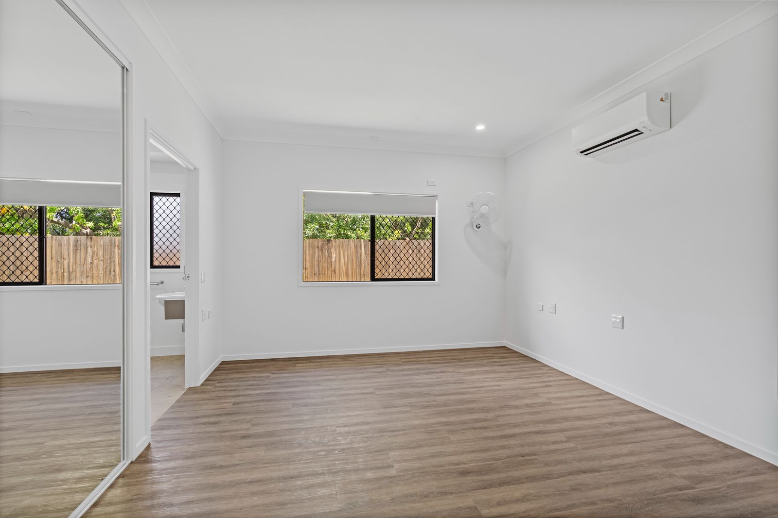 007 Open2view_ID988603-492_Zillmere_Road