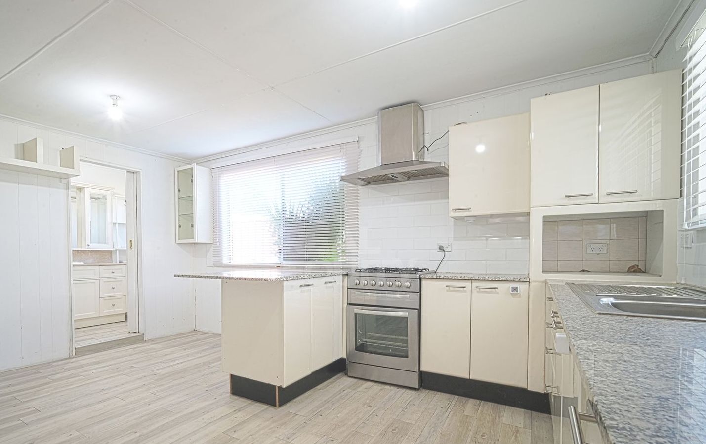 15852071 12_1_220428_063213-w1920-h1440