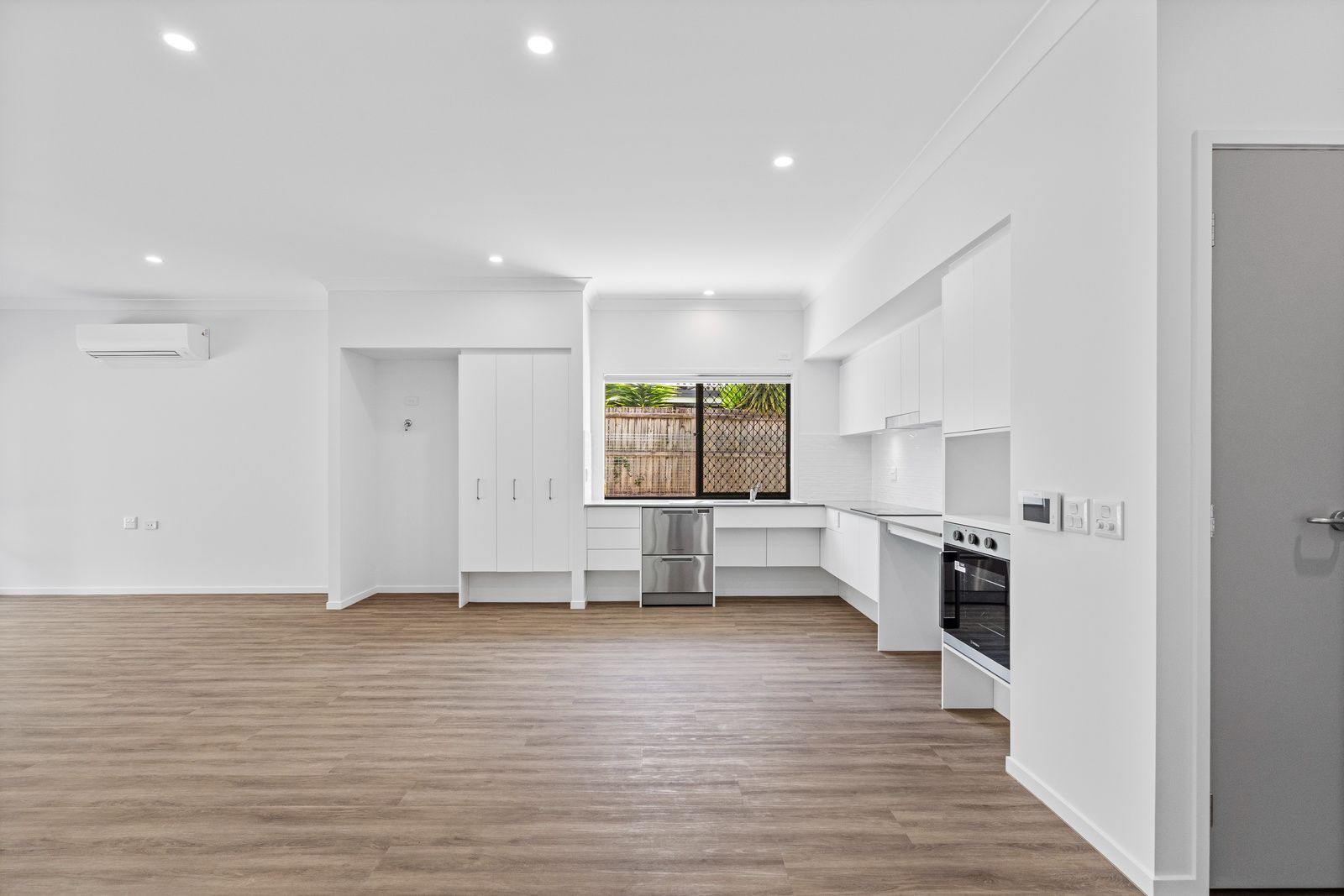 009 Open2view_ID988603-492_Zillmere_Road