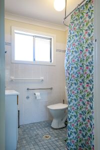 16 SIL016_LR_merewether_unit5_bathroom