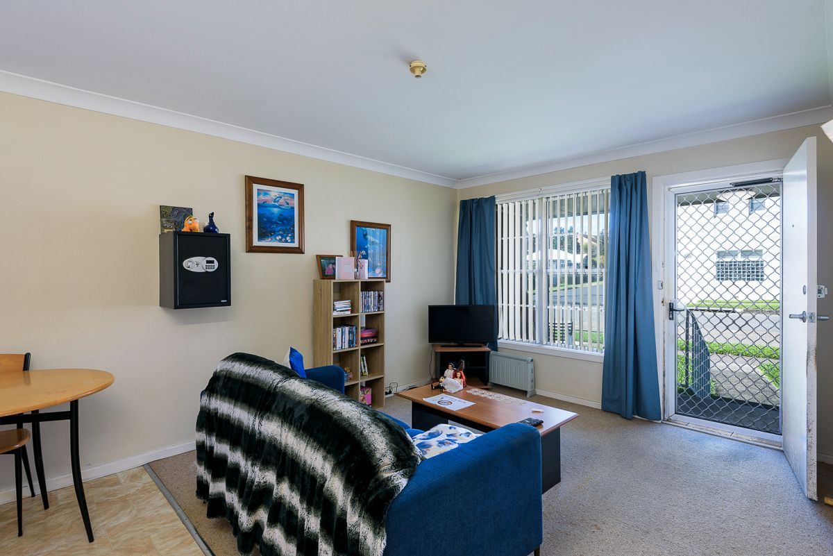 22 SIL016_LR_merewether_unit4_livingroom