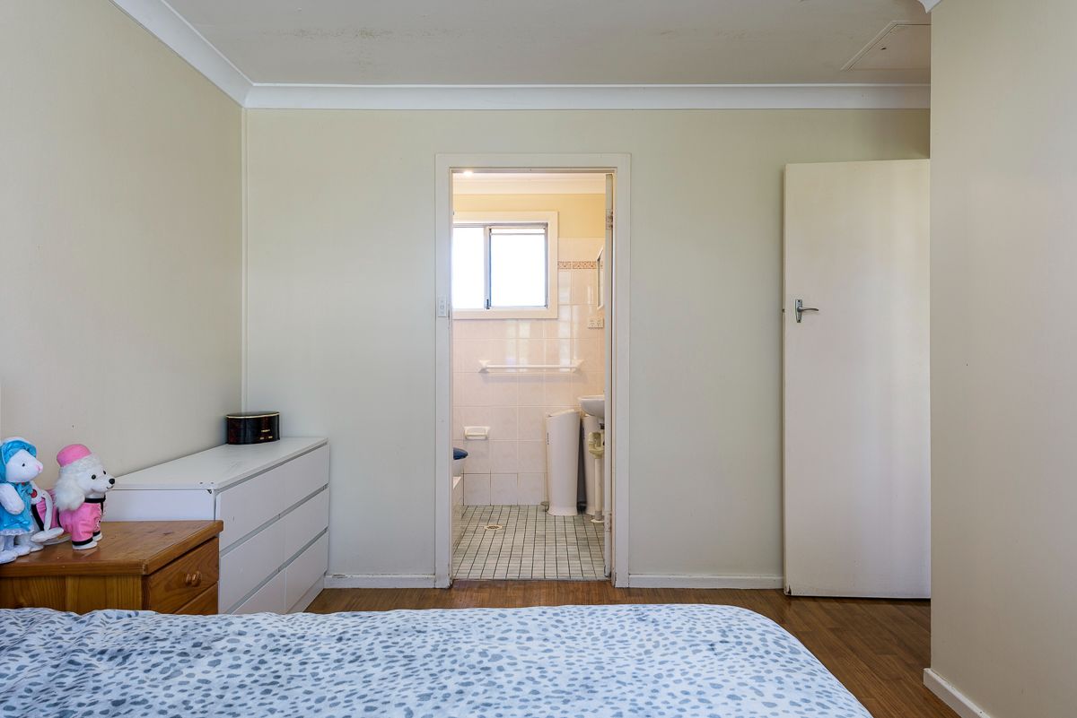 24 SIL016_LR_merewether_unit4_bedroom