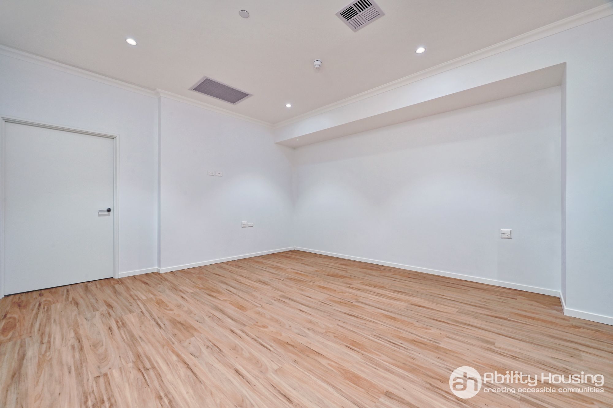 WEB Y24 646 17A Dallington Cres-013