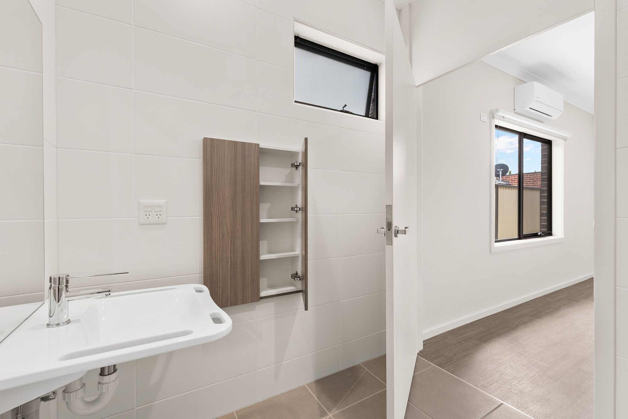 Ensuite into Bedroom LR No Logo