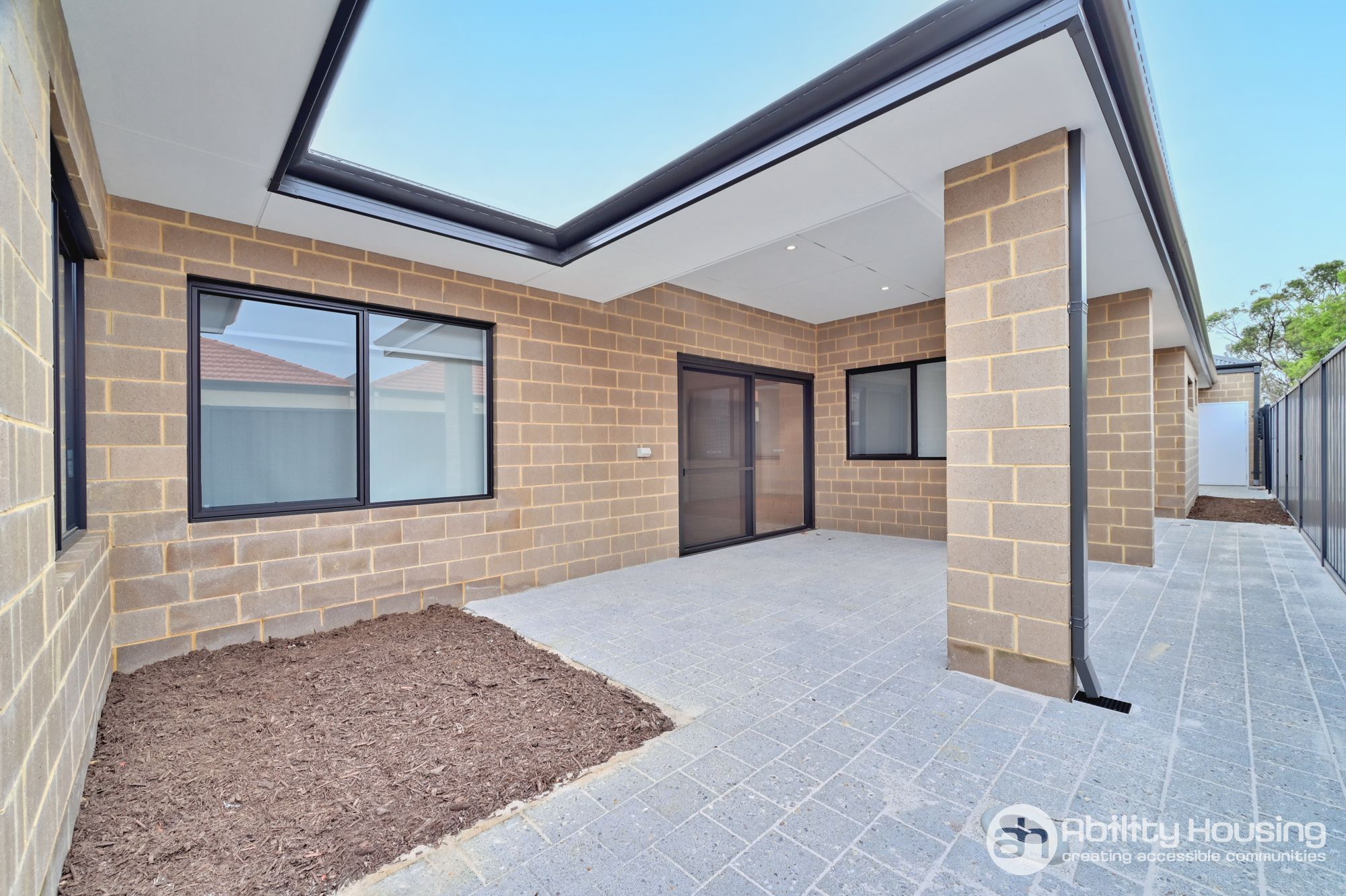 WEB Y24 646 17A Dallington Cres-036