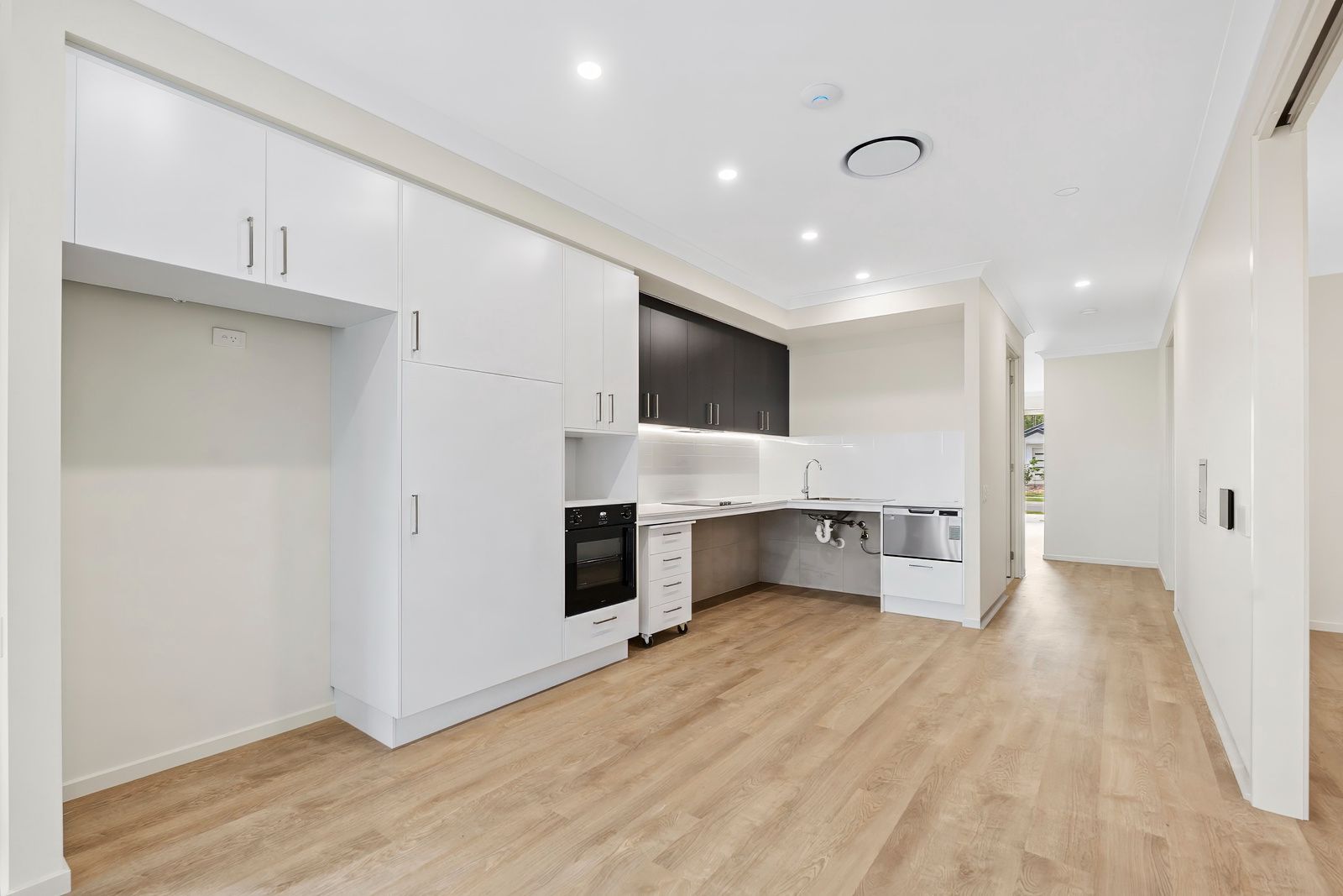 013 Open2view_ID992654-11_Finch_Street