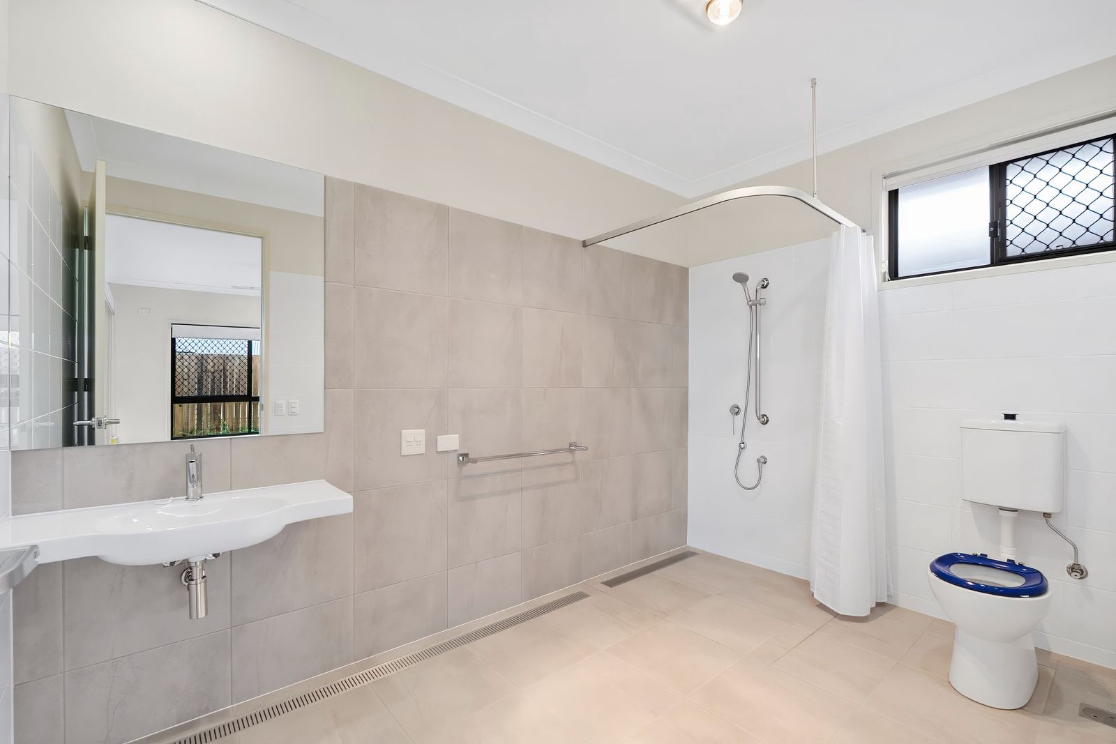 006 Open2view_ID992654-11_Finch_Street