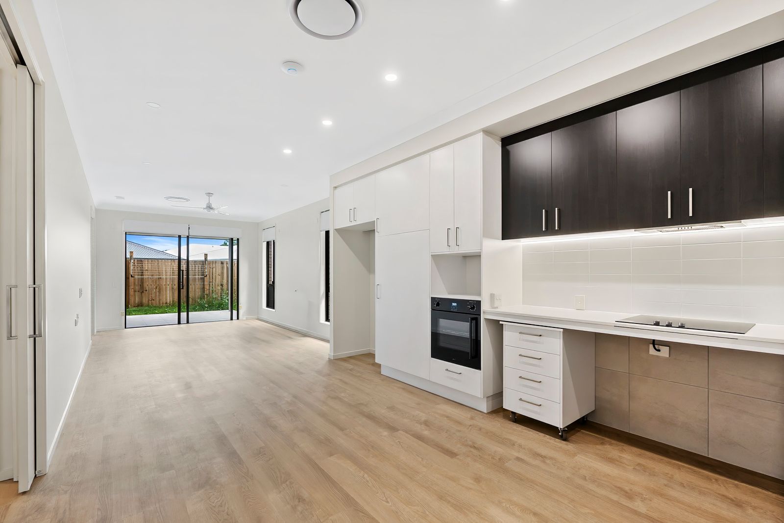 014 Open2view_ID992654-11_Finch_Street