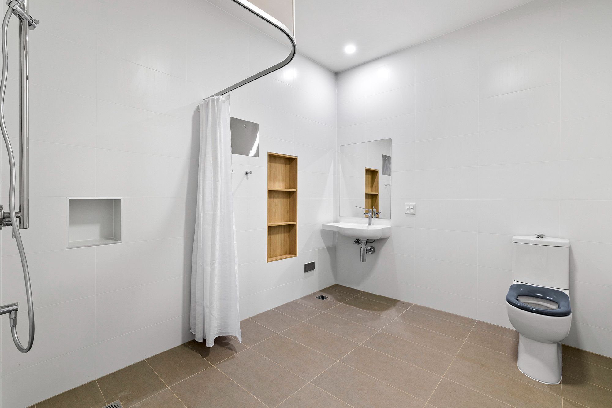 Clement   Ensuite 1 LR No Logo