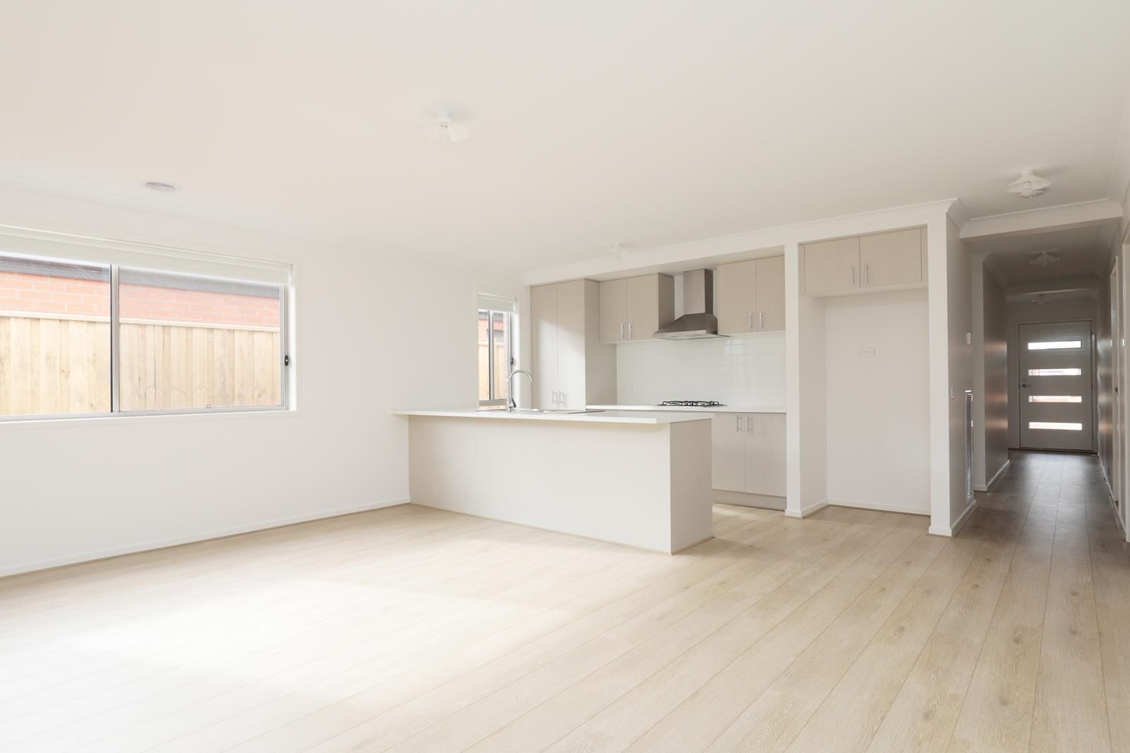 8 Baron Road  Thornhill Park VIC 3335 -5