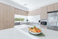 Fully adjustable electric kitchen bench with integrated induction cooktop