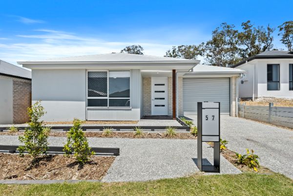 017 Open2view_ID839957-57_Dysart_Drive