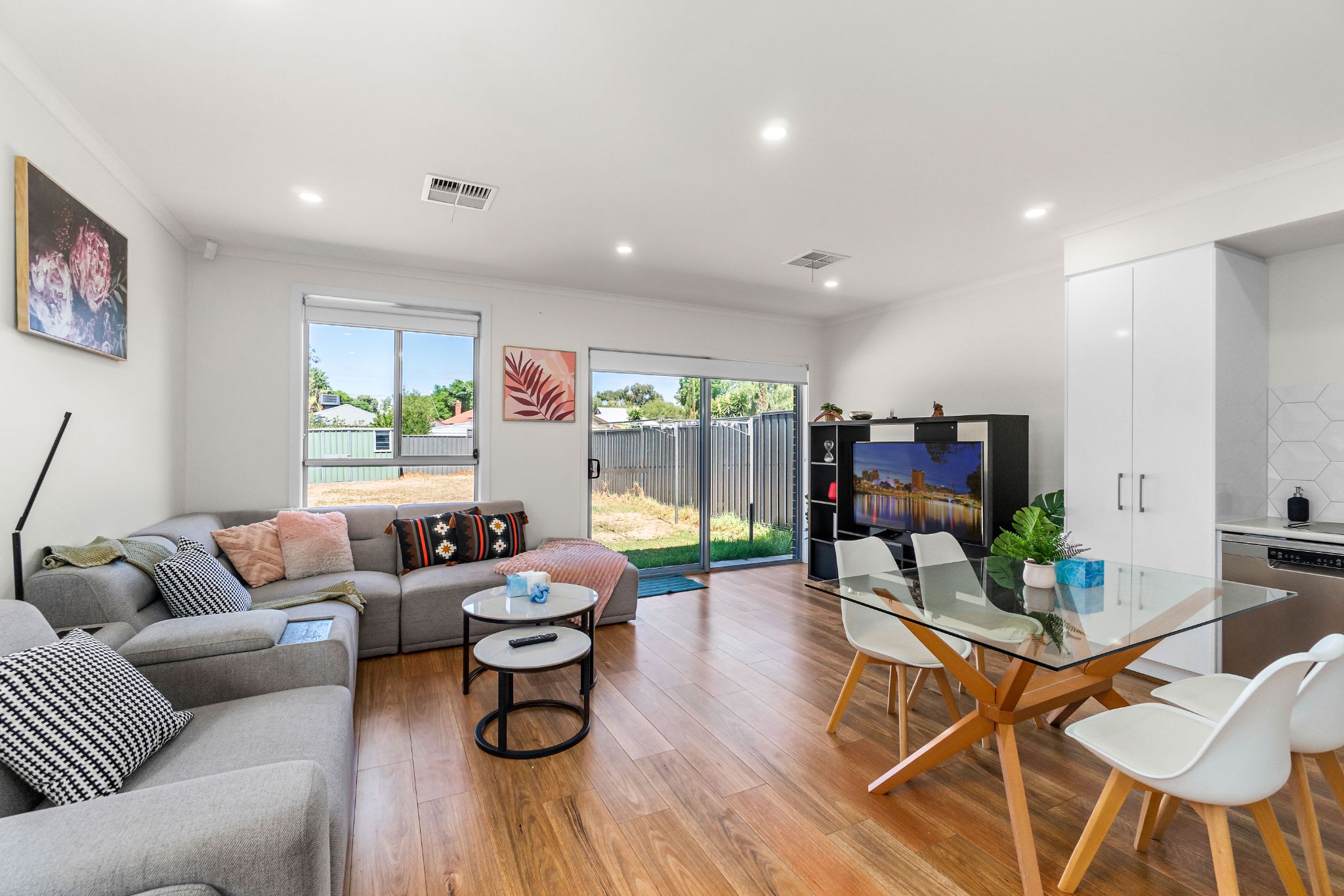 11 Simpson Ave  7 of 16)