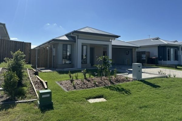 FINAL PHOTOS Lot 834 Edinburgh Cres  16)