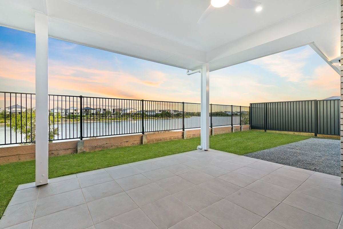 PROFESSIONAL PHOTO   LOW RES 6