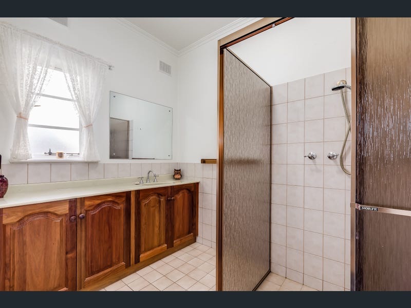 35 Ranelagh Street Glengowrie   Bathroom