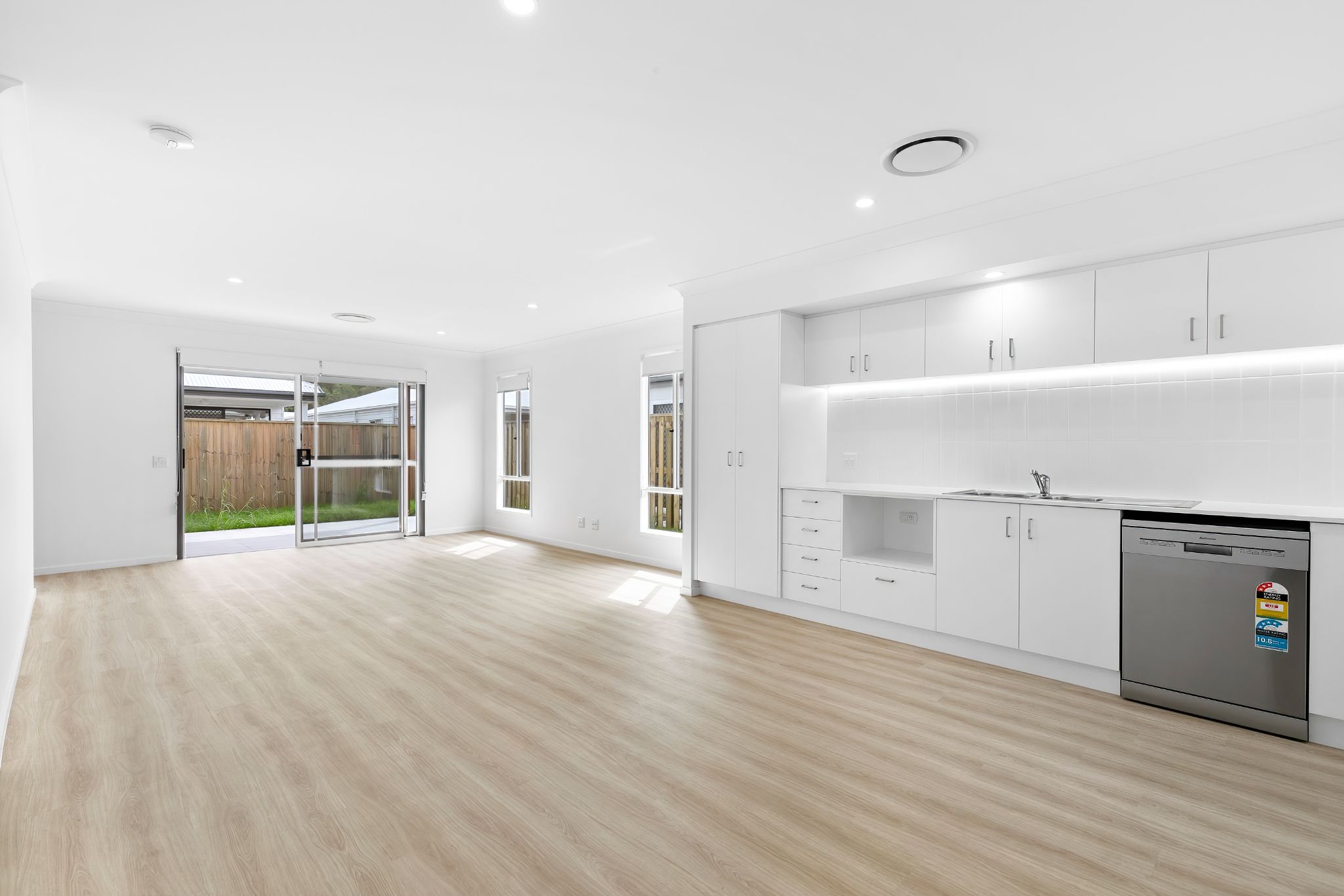 013 Open2view_ID924539-9_Charlotte_Crescent