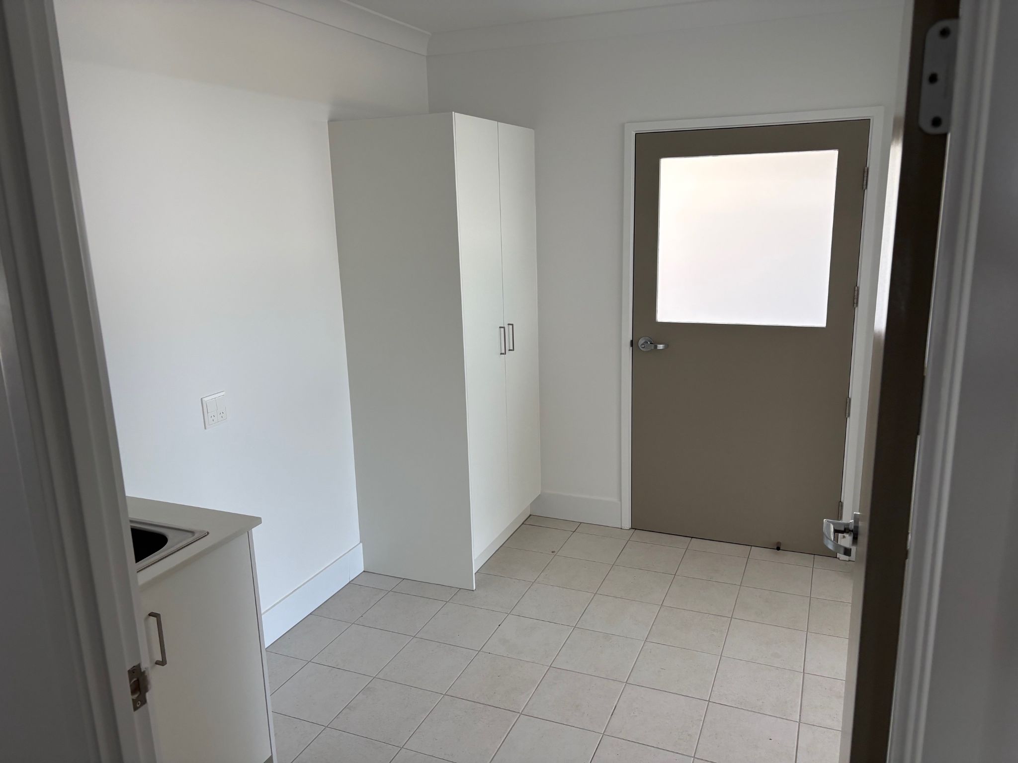 7   Oakbank Crct 22 - Laundry