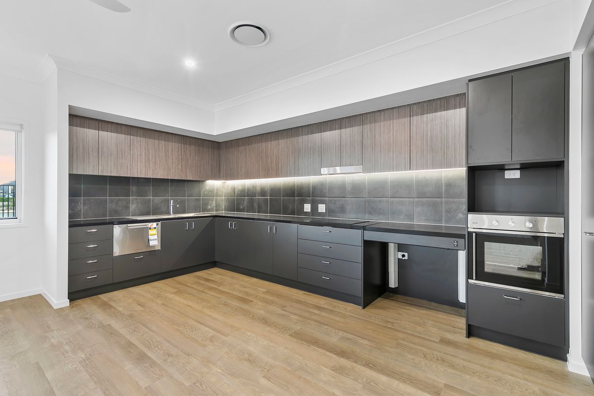 PROFESSIONAL PHOTO   LOW RES 10