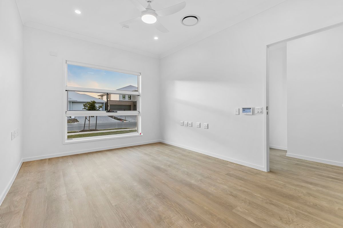 PROFESSIONAL PHOTO   LOW RES 15