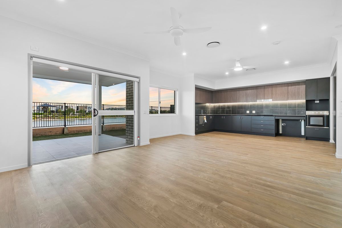 PROFESSIONAL PHOTO   LOW RES 17