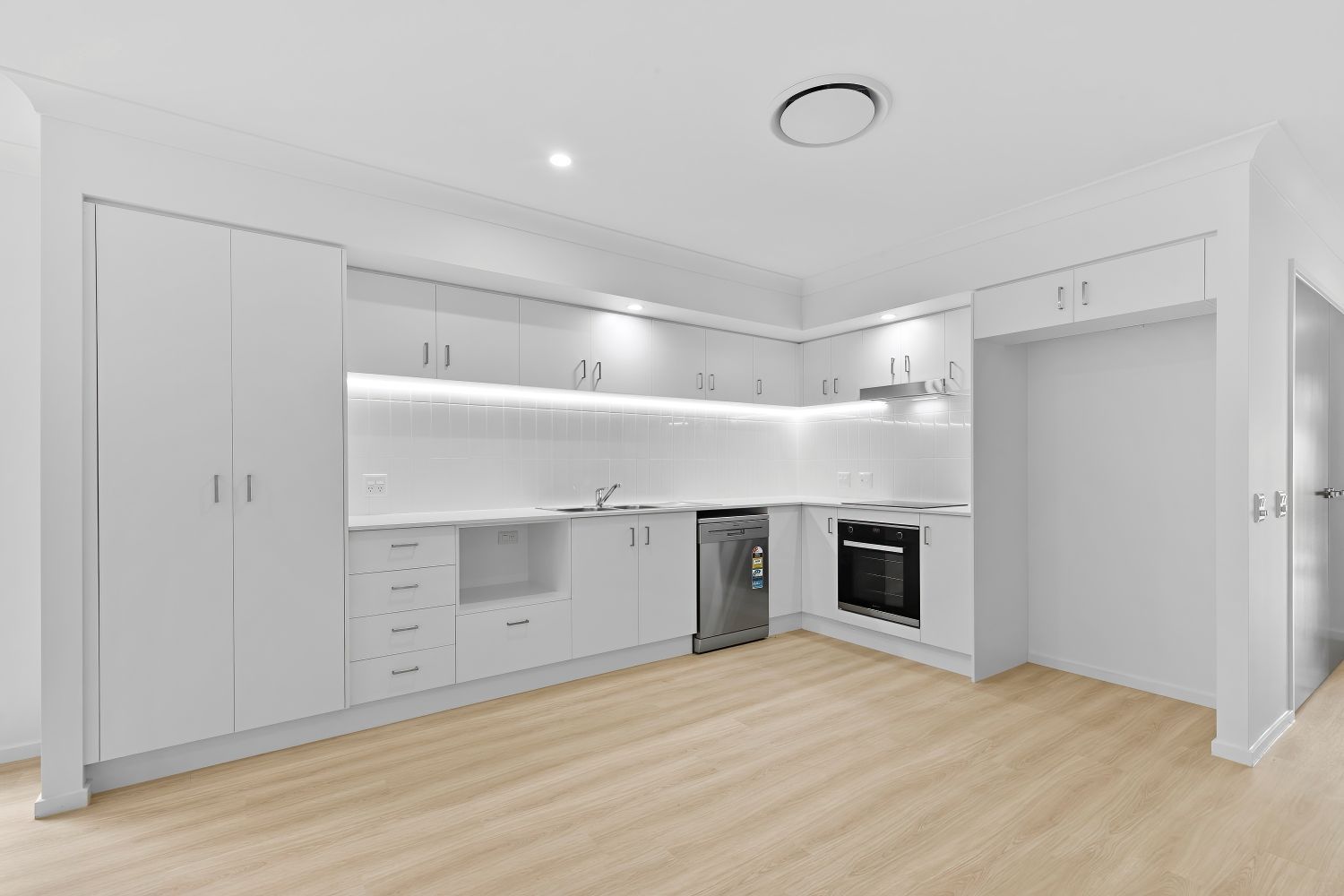 002 Open2view_ID941567-85_Hamilton_Road