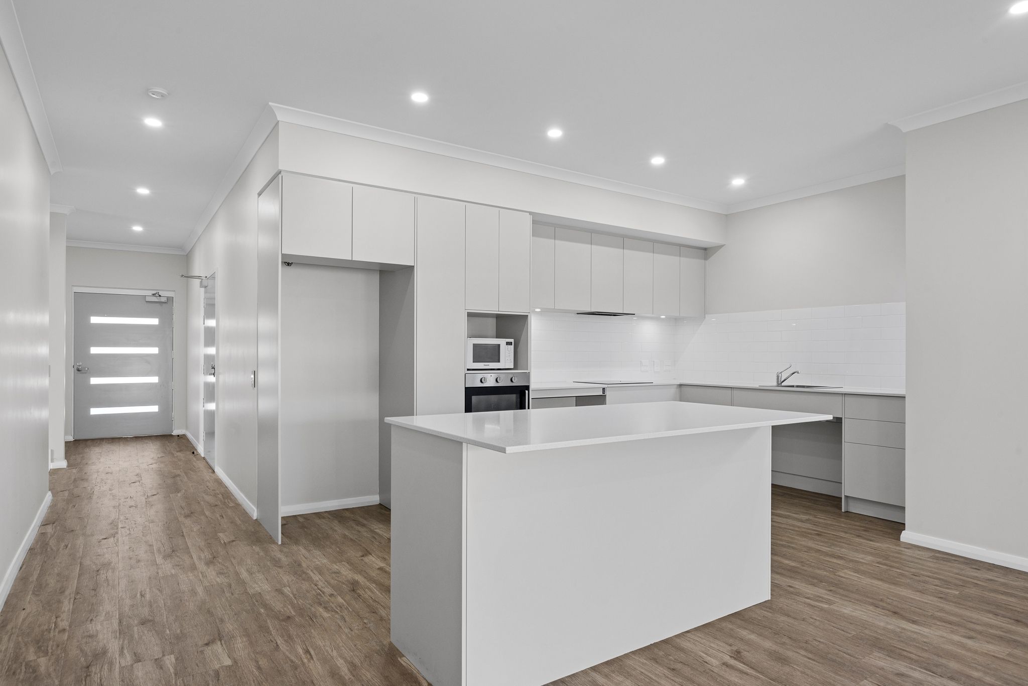 Dalyellup 10 kitchen   hall
