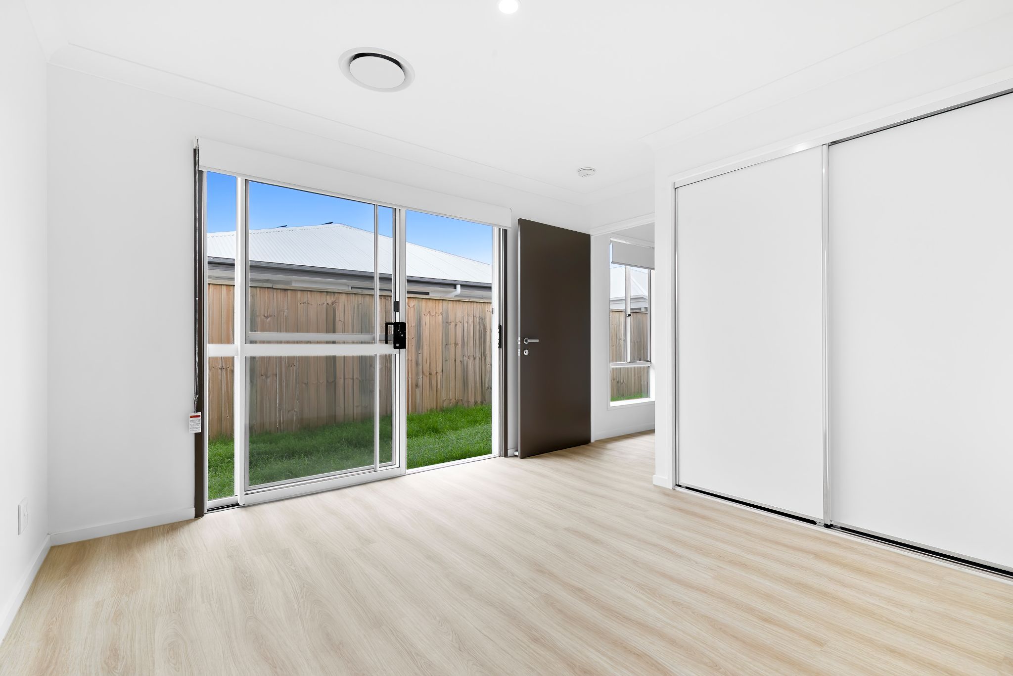 004 Open2view_ID924539-9_Charlotte_Crescent