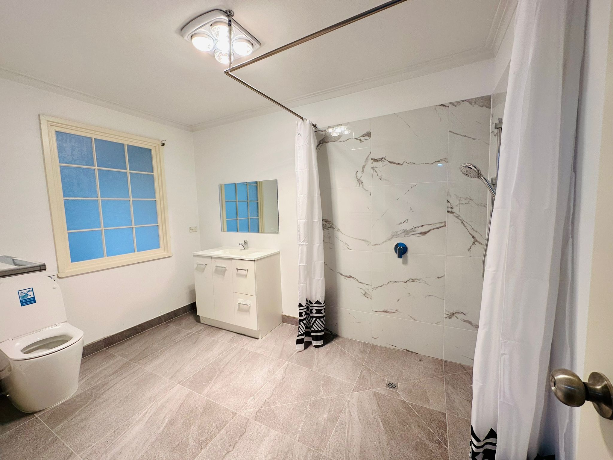 Main bedrooom ensuite