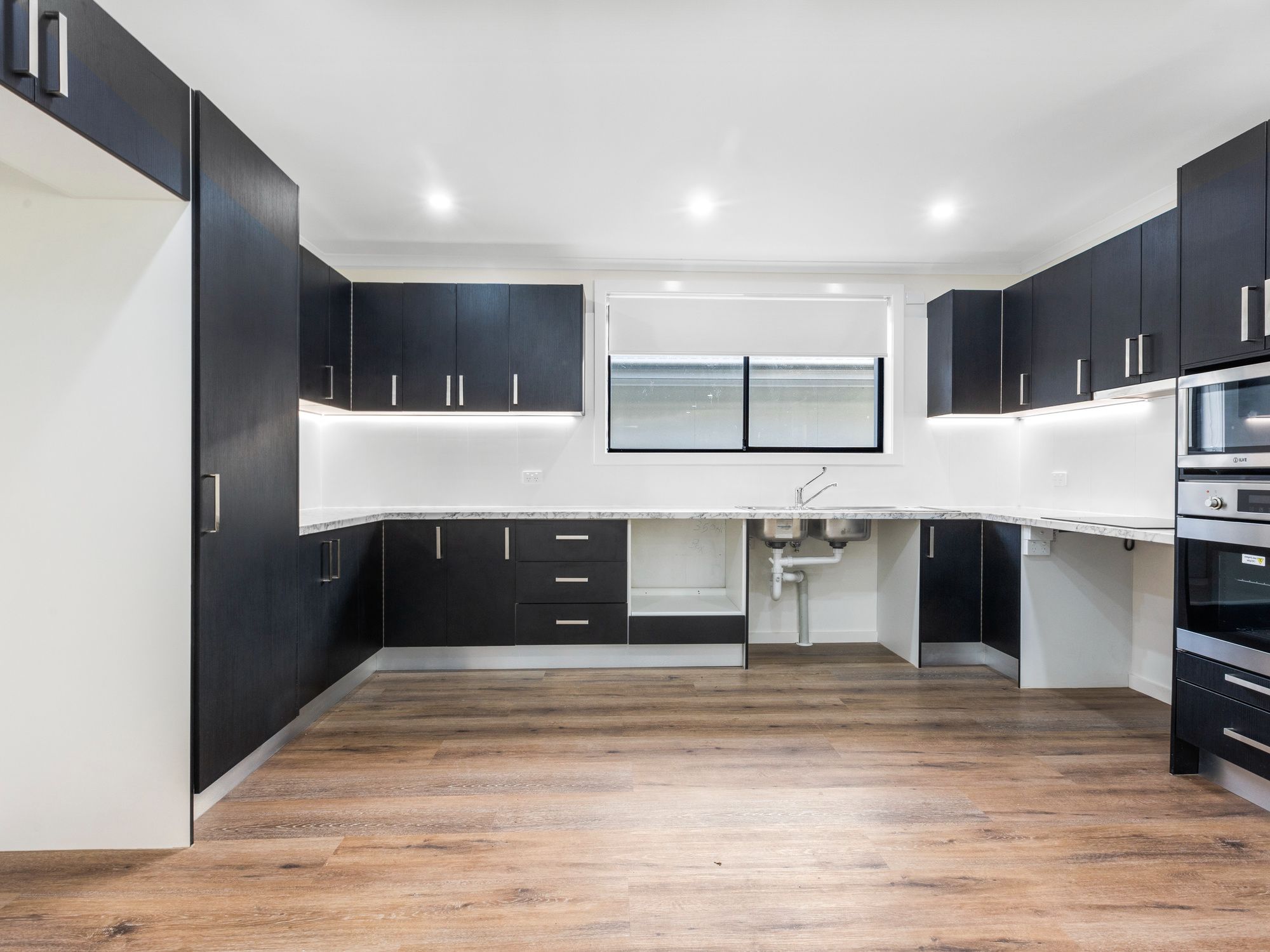 005 Open2view_ID892340-70_Doncaster_Avenue