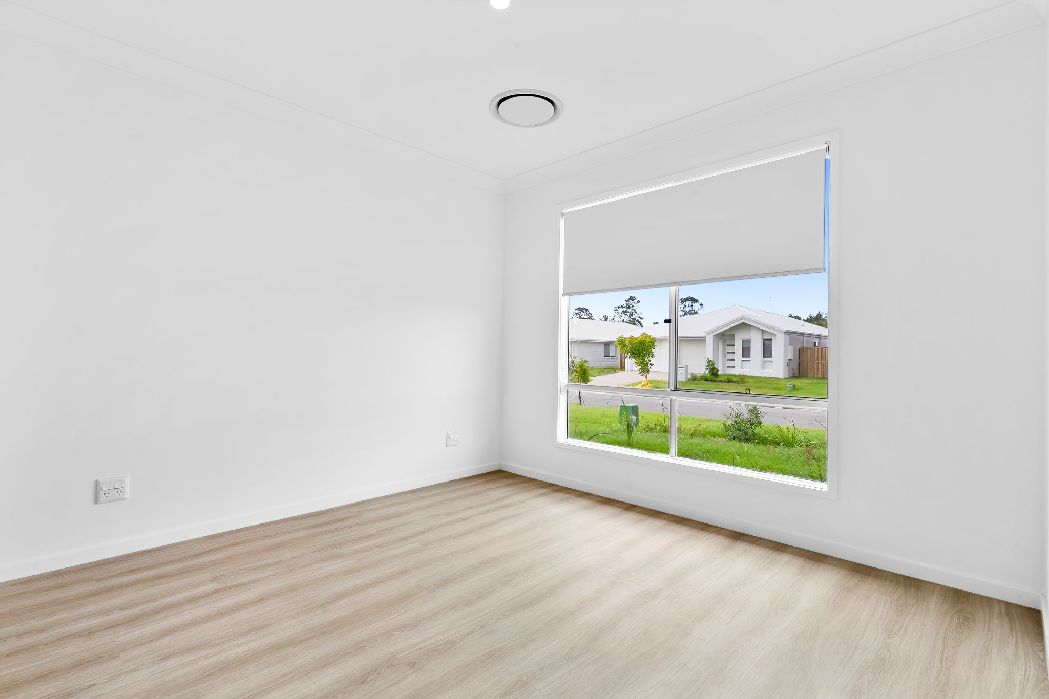 010 Open2view_ID924539-9_Charlotte_Crescent