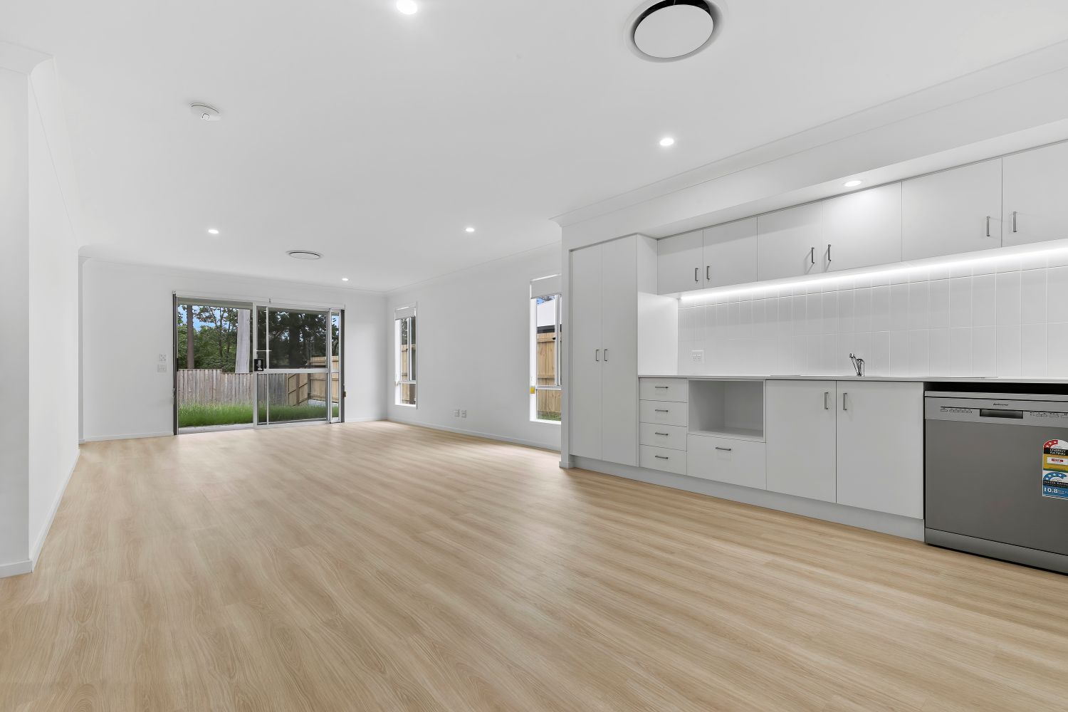 012 Open2view_ID941567-85_Hamilton_Road