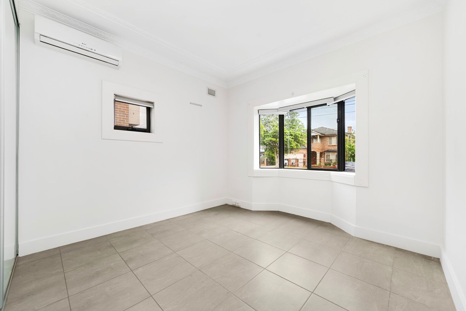 17268793 4_1_241024_042756-w2000-h1334