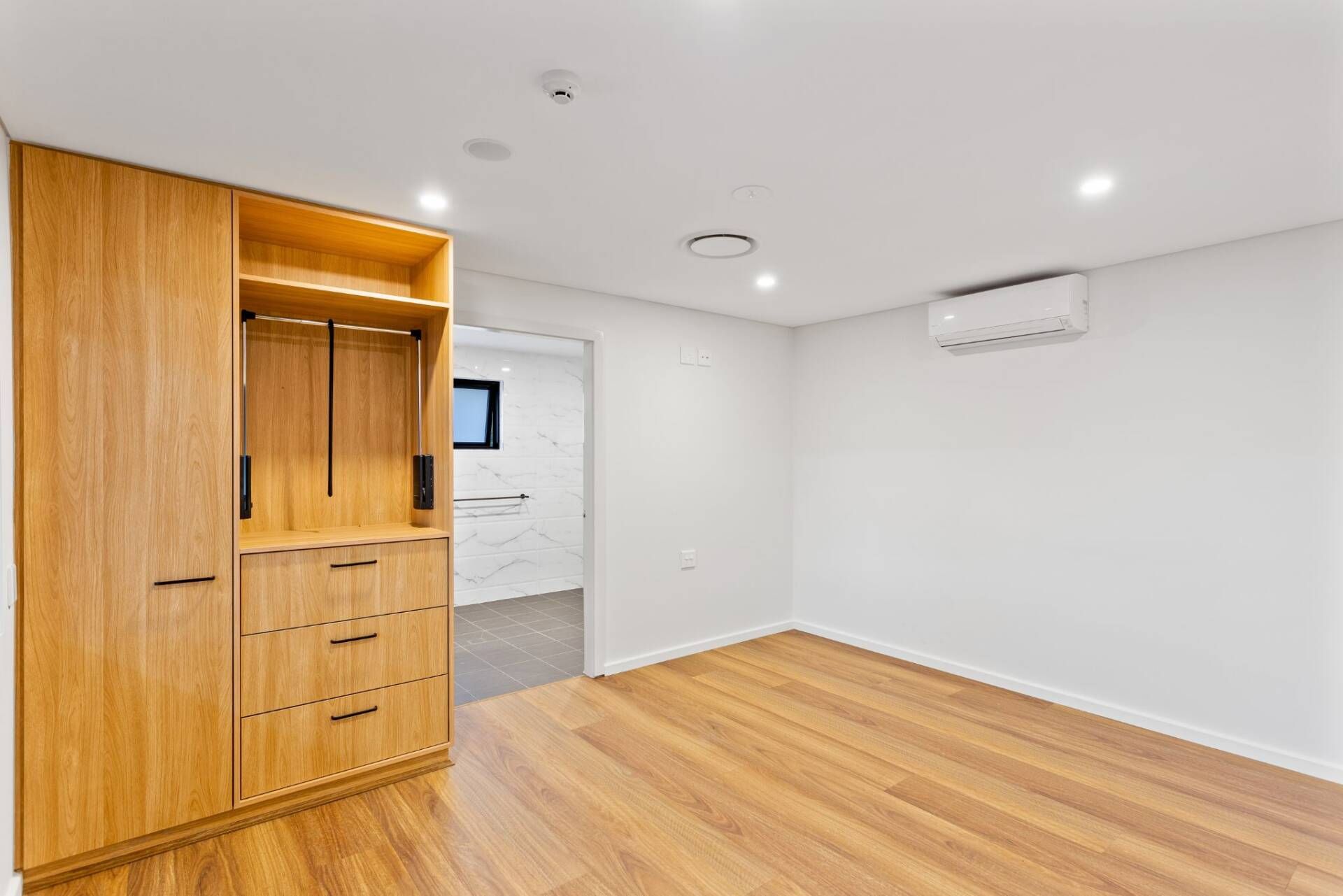 Room 4-scaled