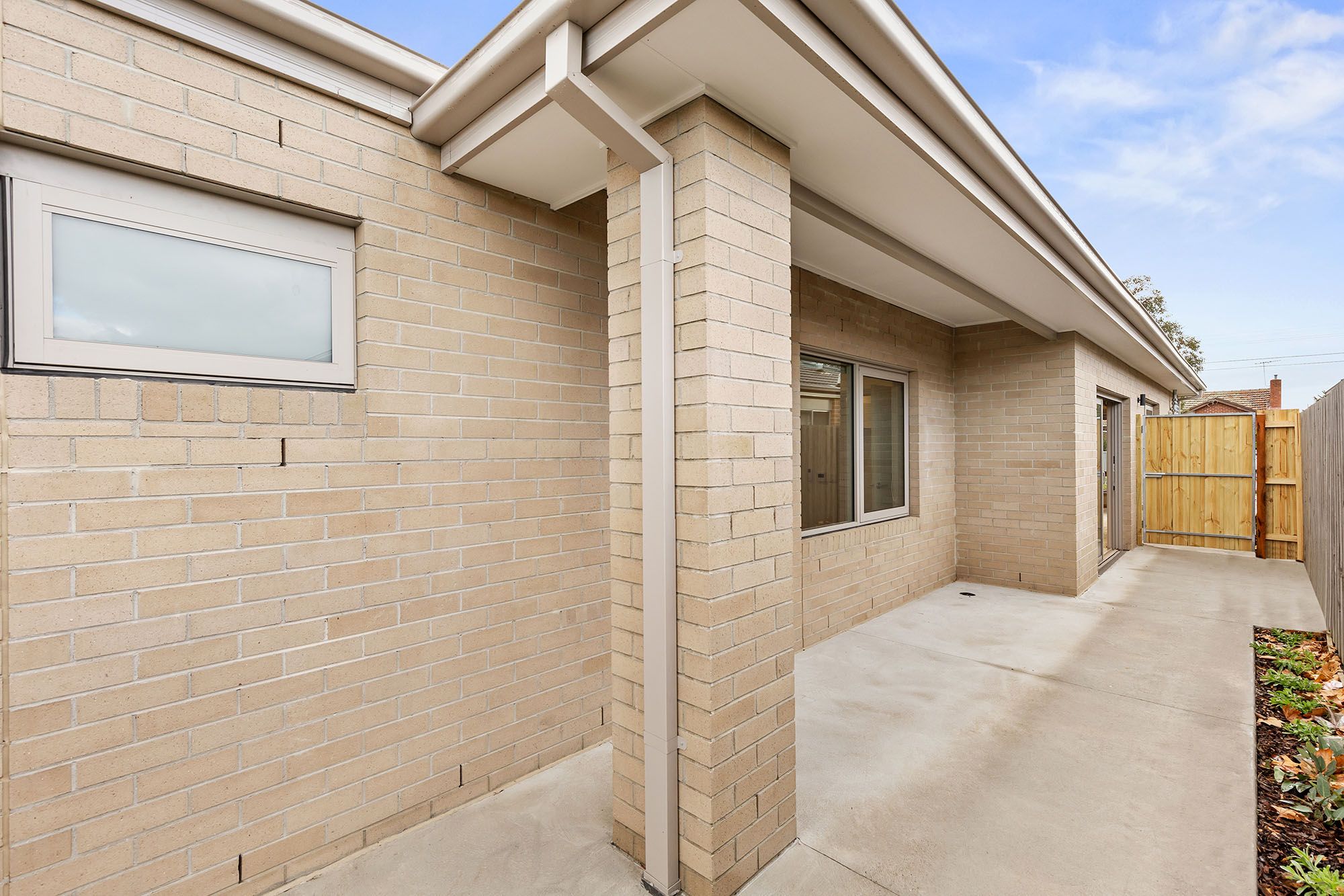 Freda   Unit 1 Alfresco and Side Path LR No Logo