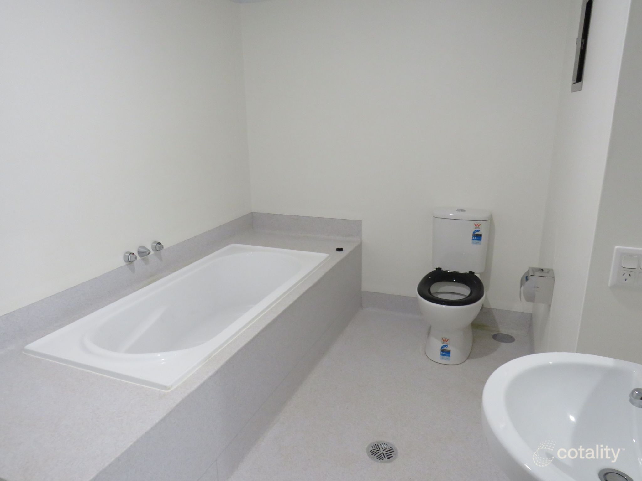 8   Macadamia Dve 7 - Bathroom