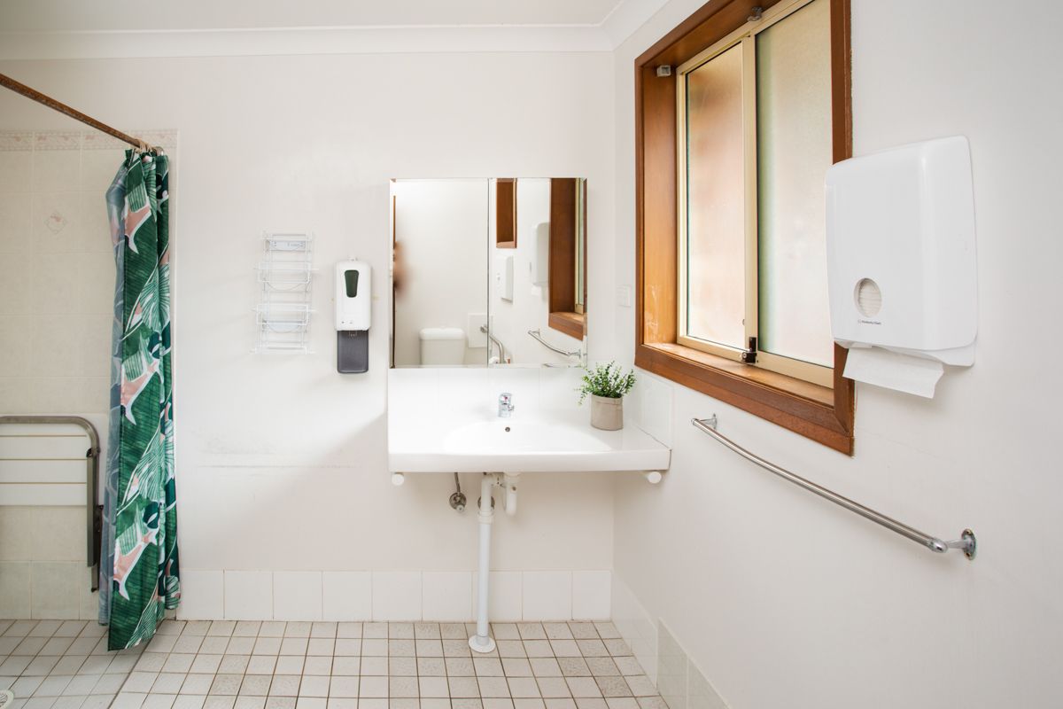 SIL024 20 Sara Jane Close Kanwal _ Duplex 1_ Shared Bathroom-Toilet-8733