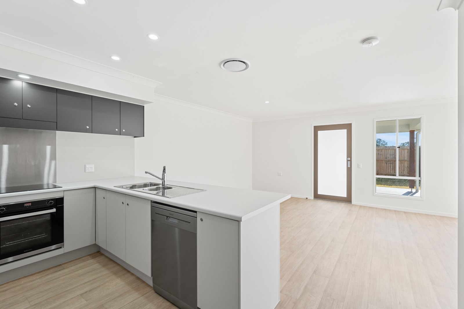 007 Open2view_ID891551-11_Mali_Way