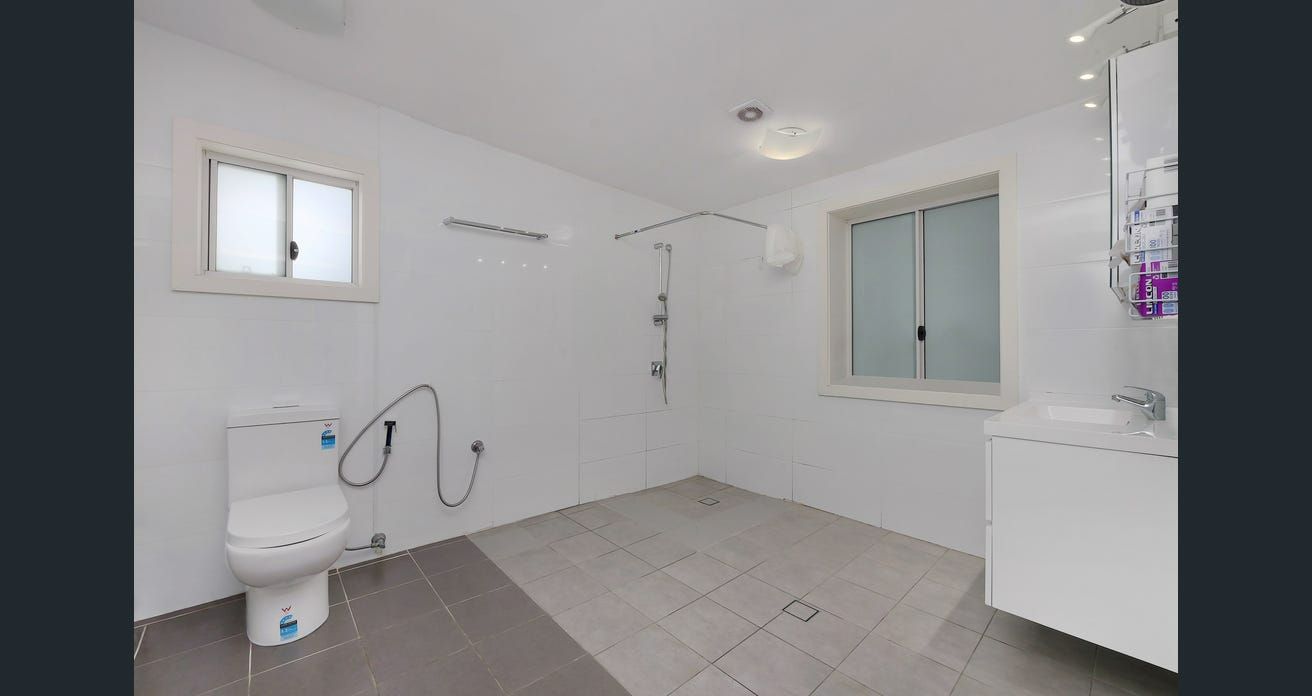 94 High Street shared bathroom