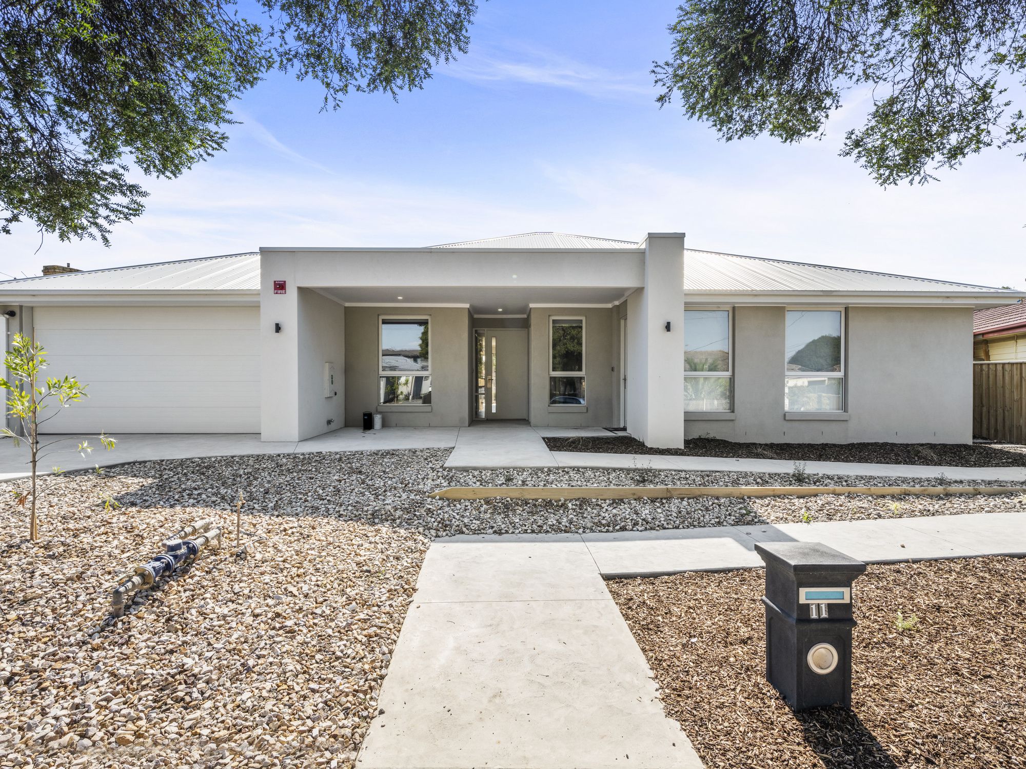 011 Open2view_ID876080-11_Gloria_Avenue