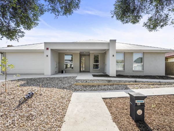 011 Open2view_ID876080-11_Gloria_Avenue