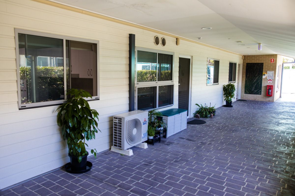 SIL003 41 Twin Road- Outside-1