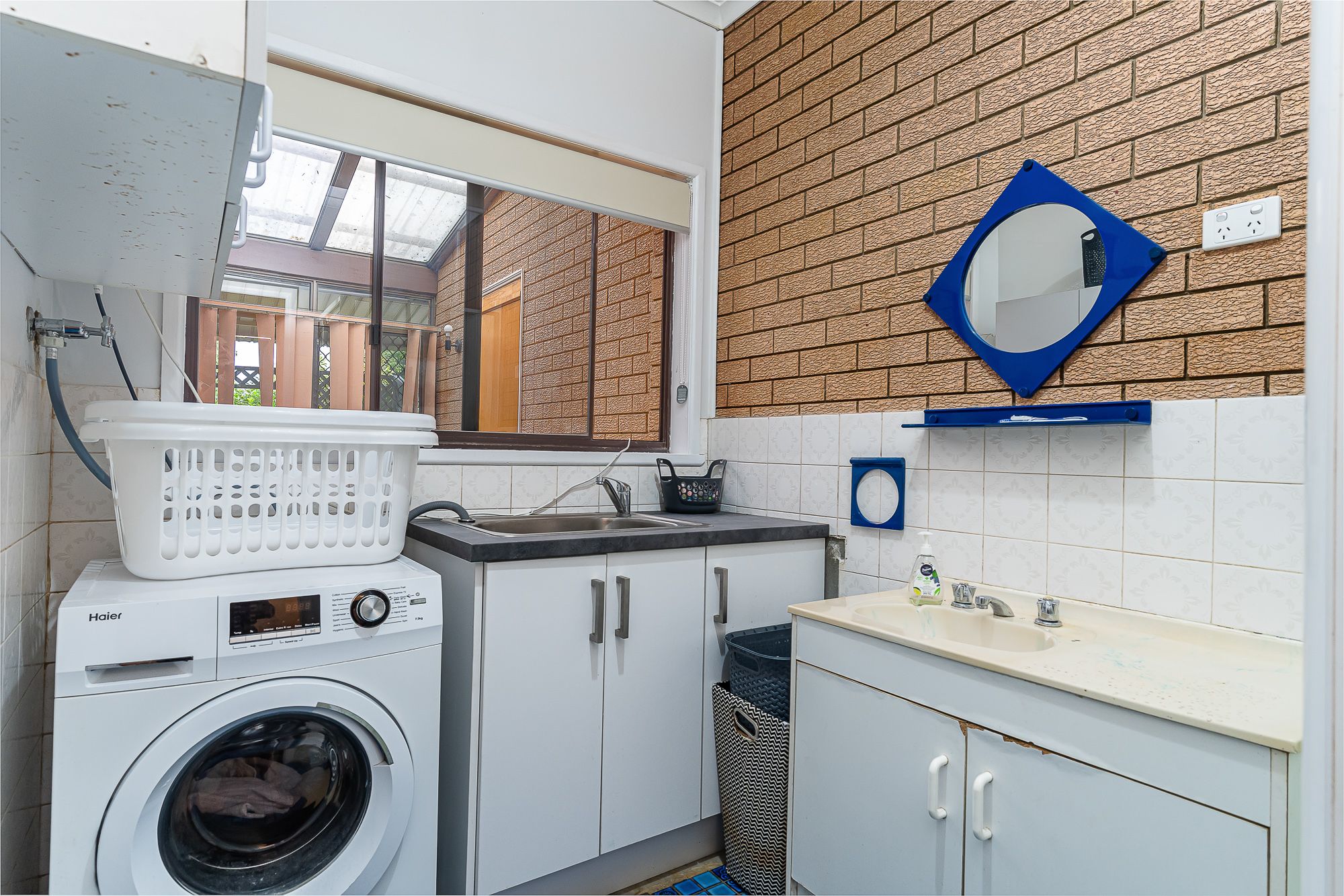 Hayes51B 10-Internet