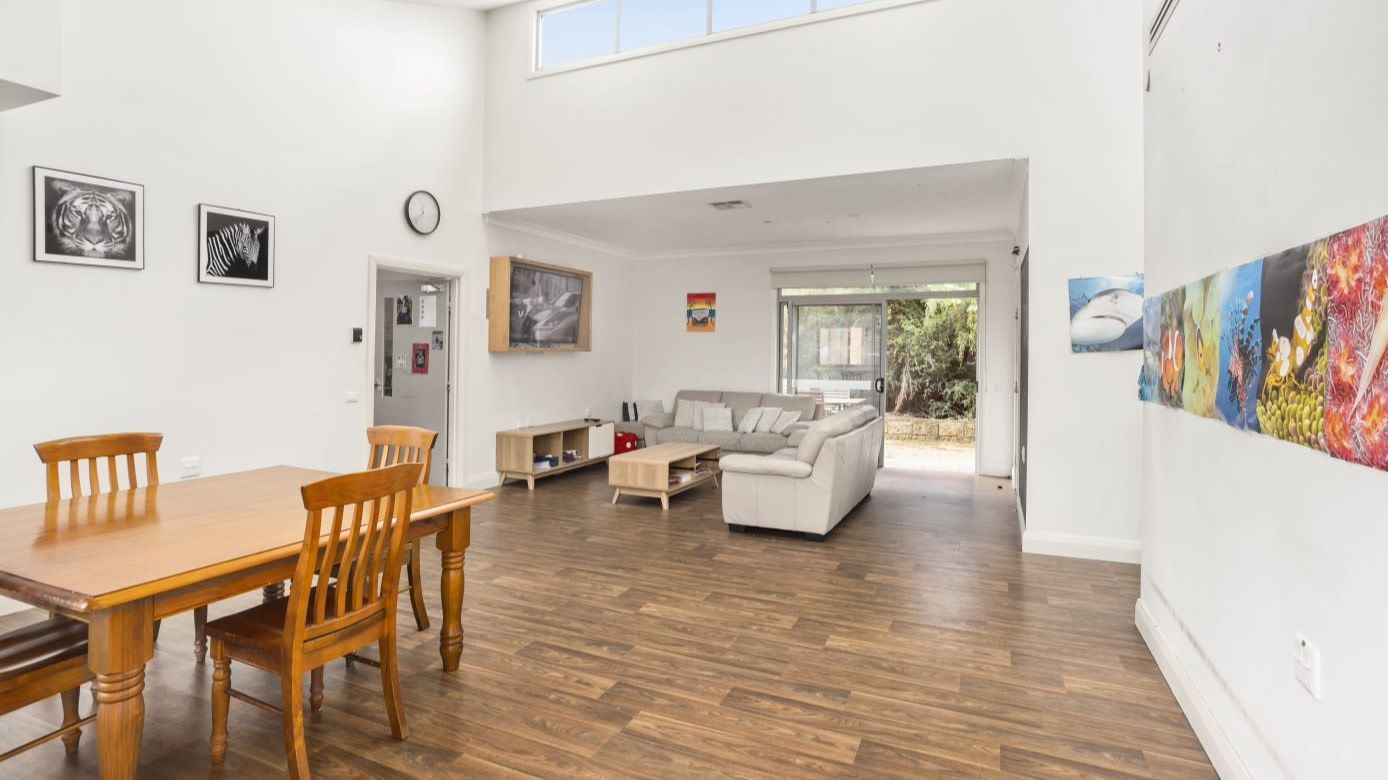 NSWSYD i-2__lounge_and_dining