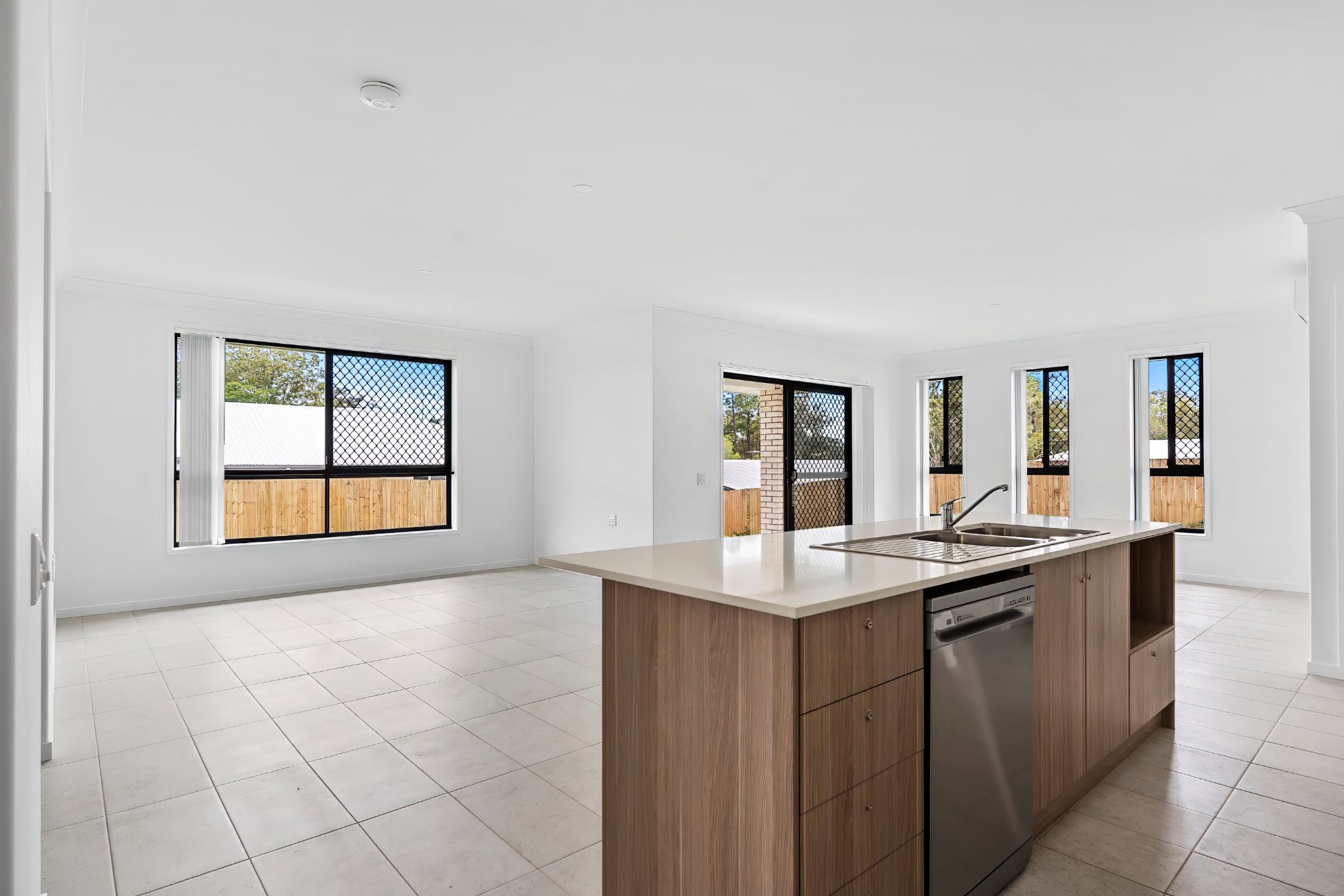 011 Open2view_ID984522-740_Kent_Street